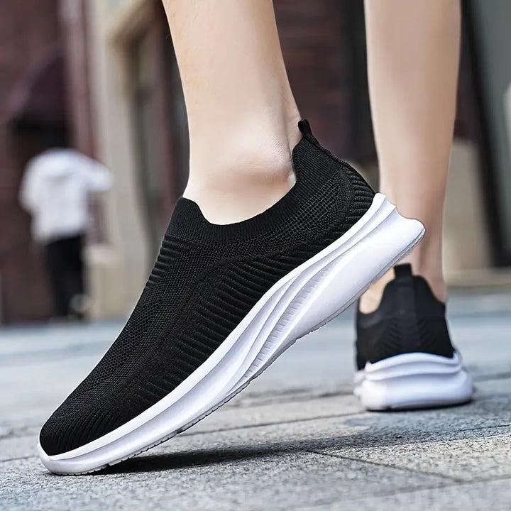 Chaussures de marche à enfiler pour homme et femme, ultra-légères et confortables, parfaites pour le sport ou détente.