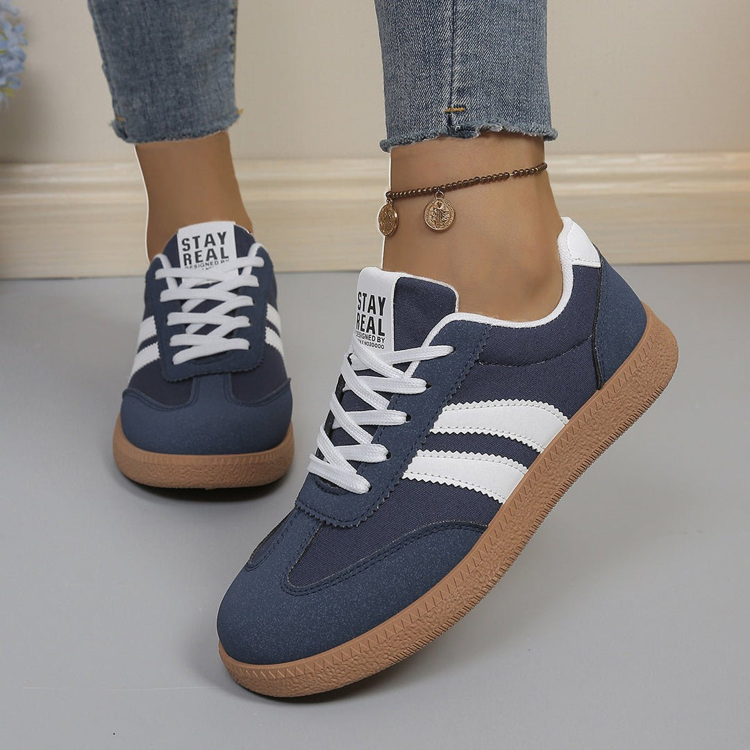 Baskets femme pour le confort quotidien, avec lacets ajustables. Chaussures de ville polyvalentes à semelle plate et adhérente.