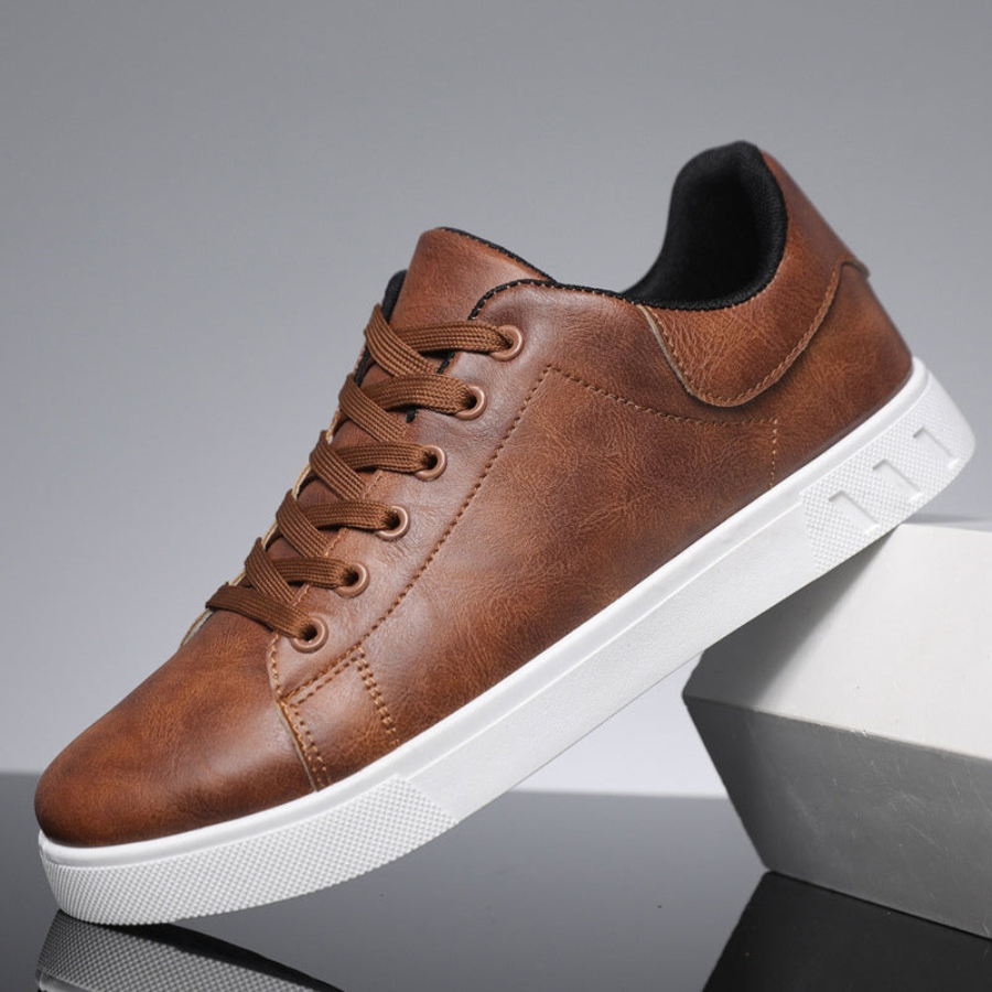 Chaussures décontractées homme noires à lacets, alliant confort supérieur et style urbain tendance.
