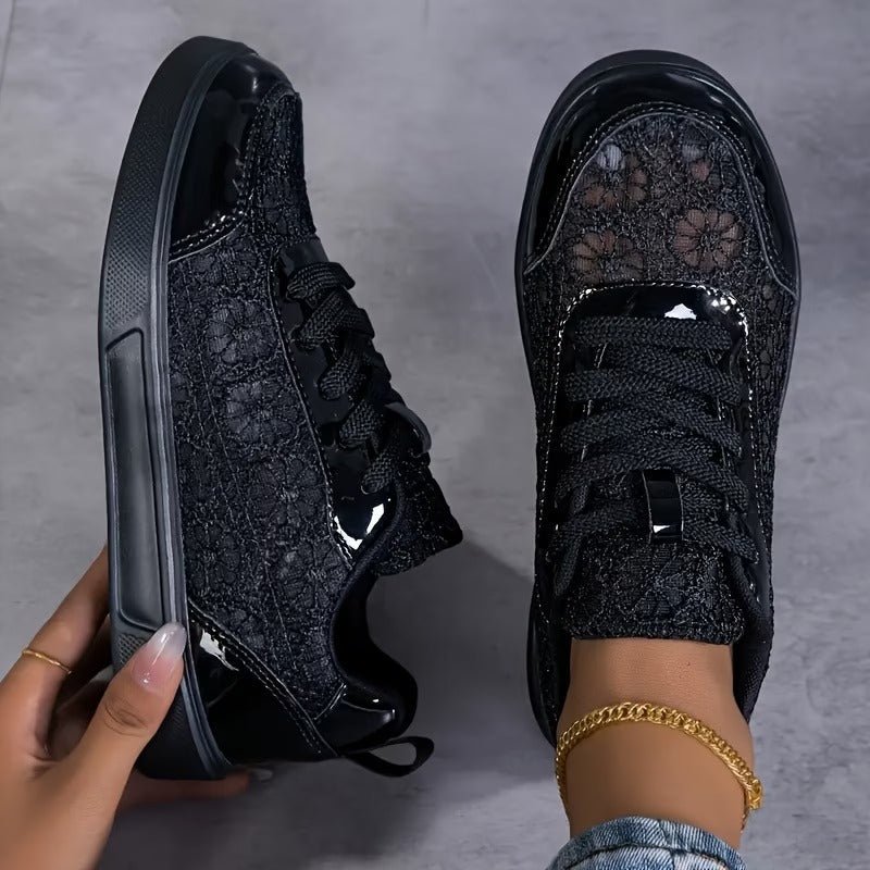 Sneakers femme respirantes avec lacets, semelle amortissante. Idéales pour la mode printemps-été, confort assuré.