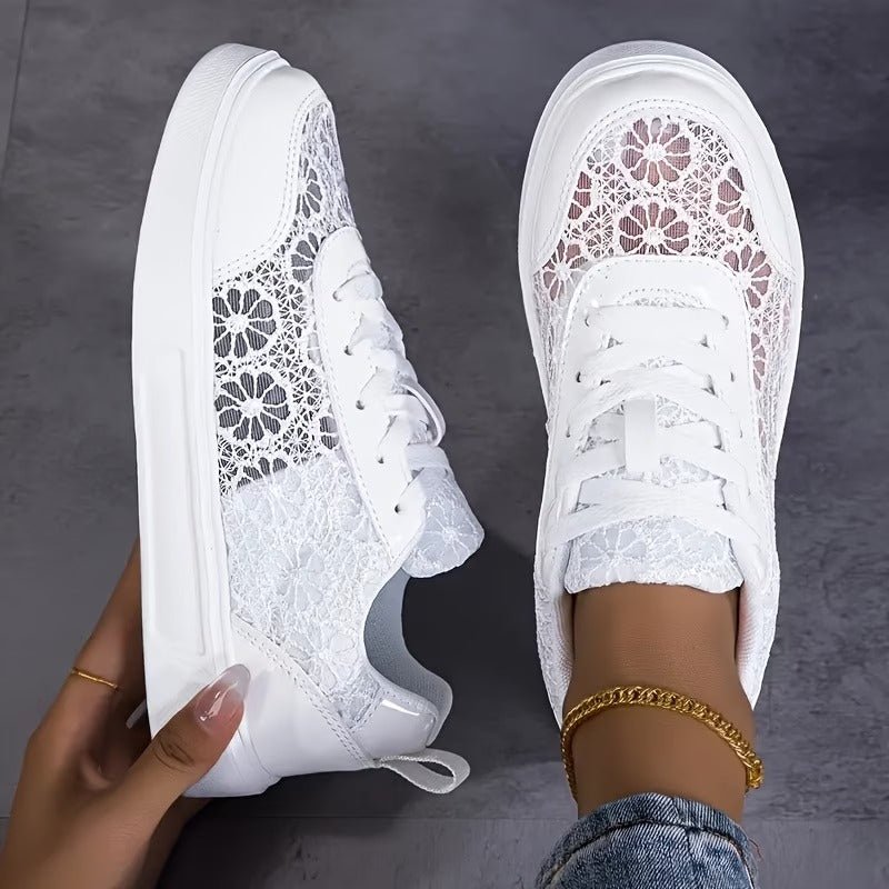 Baskets femme élégantes, légères et confortables. Parfaites pour un style décontracté au quotidien, printemps/été.