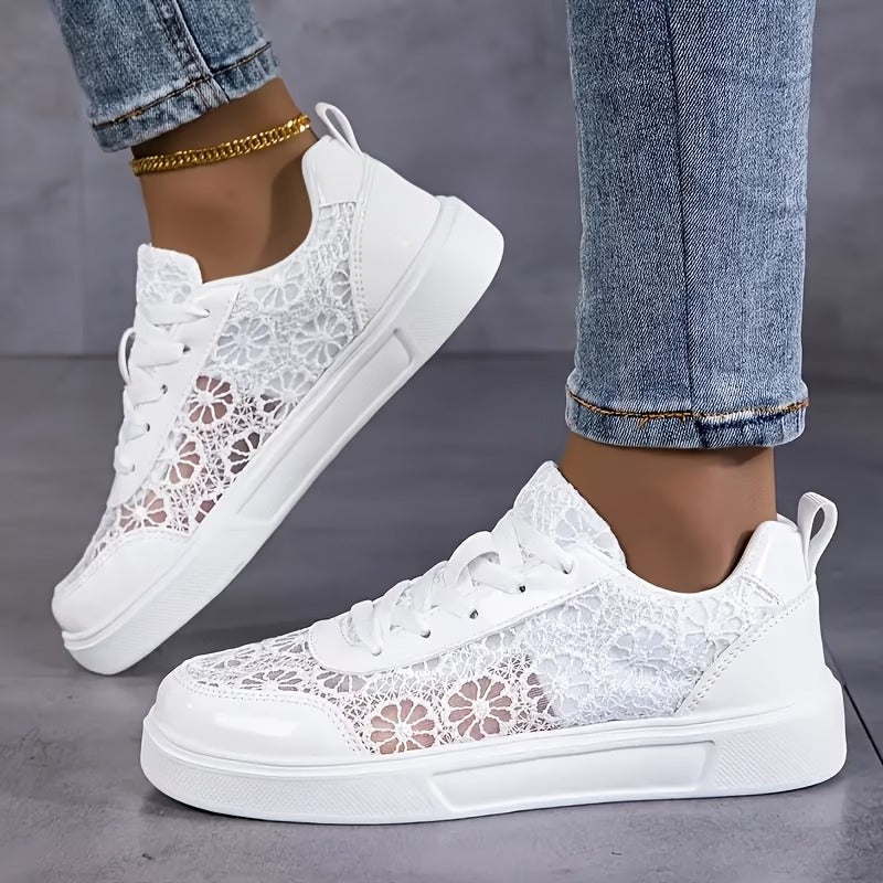 Sneakers femme à lacets, design moderne et respirant. Idéales pour un confort quotidien et un style élégant.
