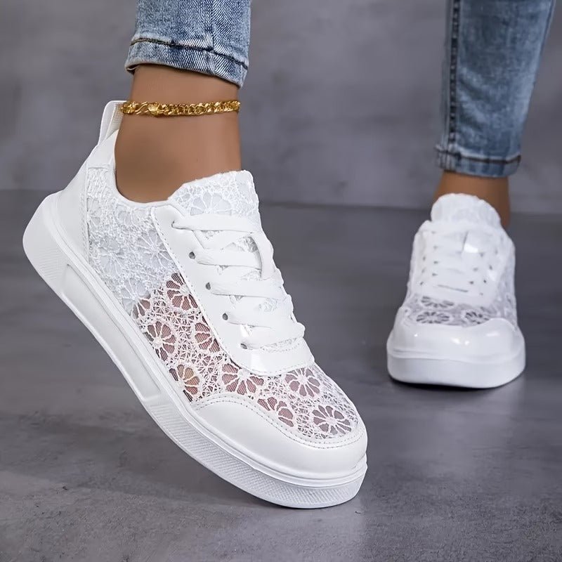 Sneakers femme, offrant confort quotidien et style aéré. Chaussures légères avec lacets, idéales pour la belle saison.