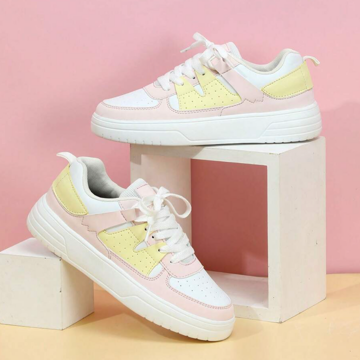 Chaussures décontractées femme, imprimés tendance, semelle confort pour toutes les activités.