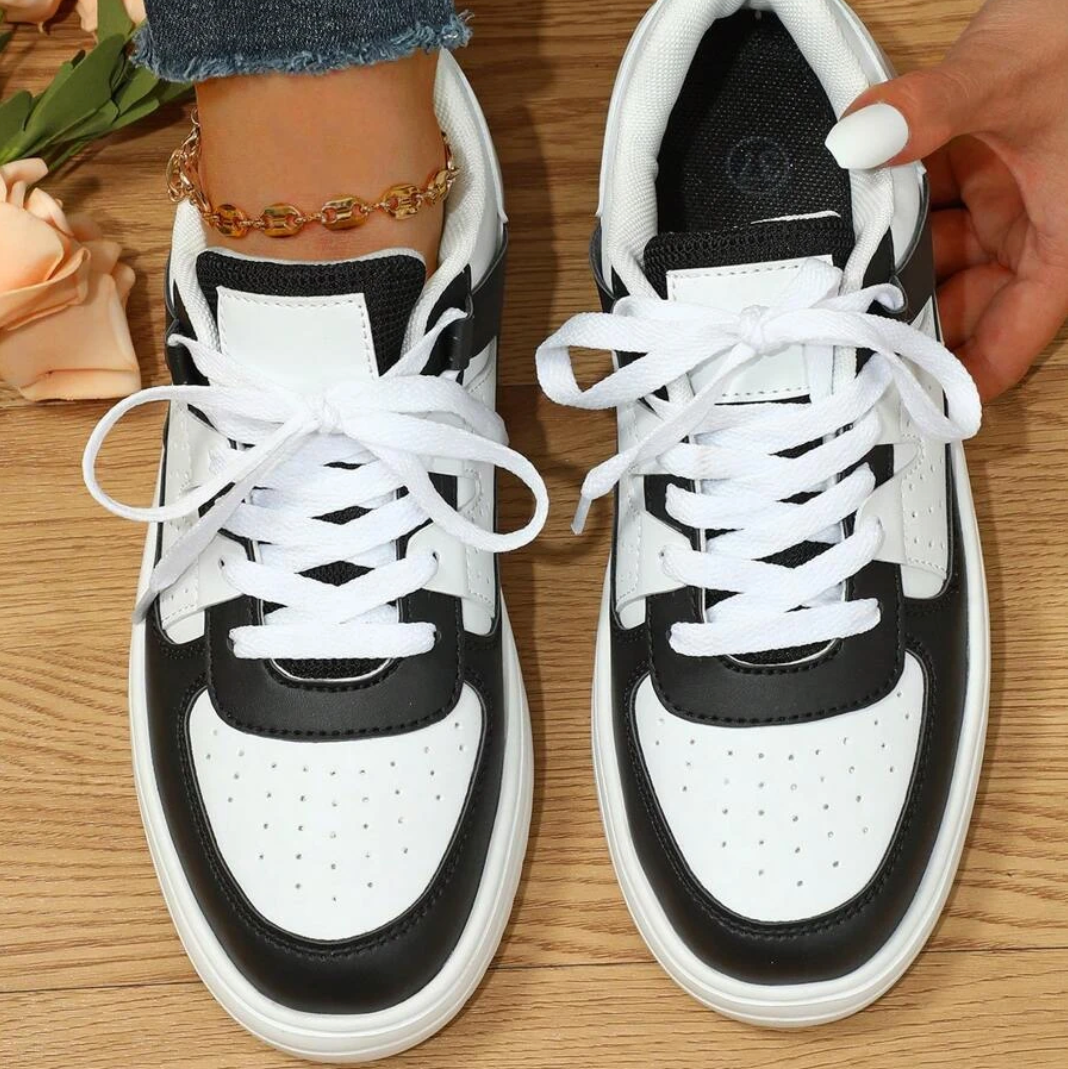 Baskets féminines avec semelle douce et design imprimé léopard pour un style unique.