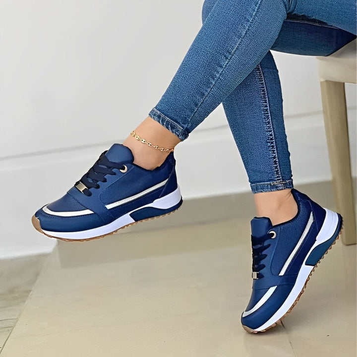 Chaussures baskets femme tendance avec amorti supérieur. Détails métallisés apportent une touche chic moderne au style décontracté.