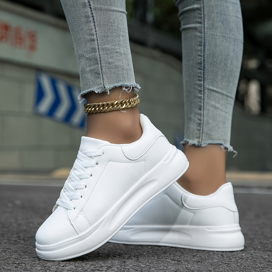 Baskets femme blanches minimalistes à plateforme pour un style décontracté et urbain.