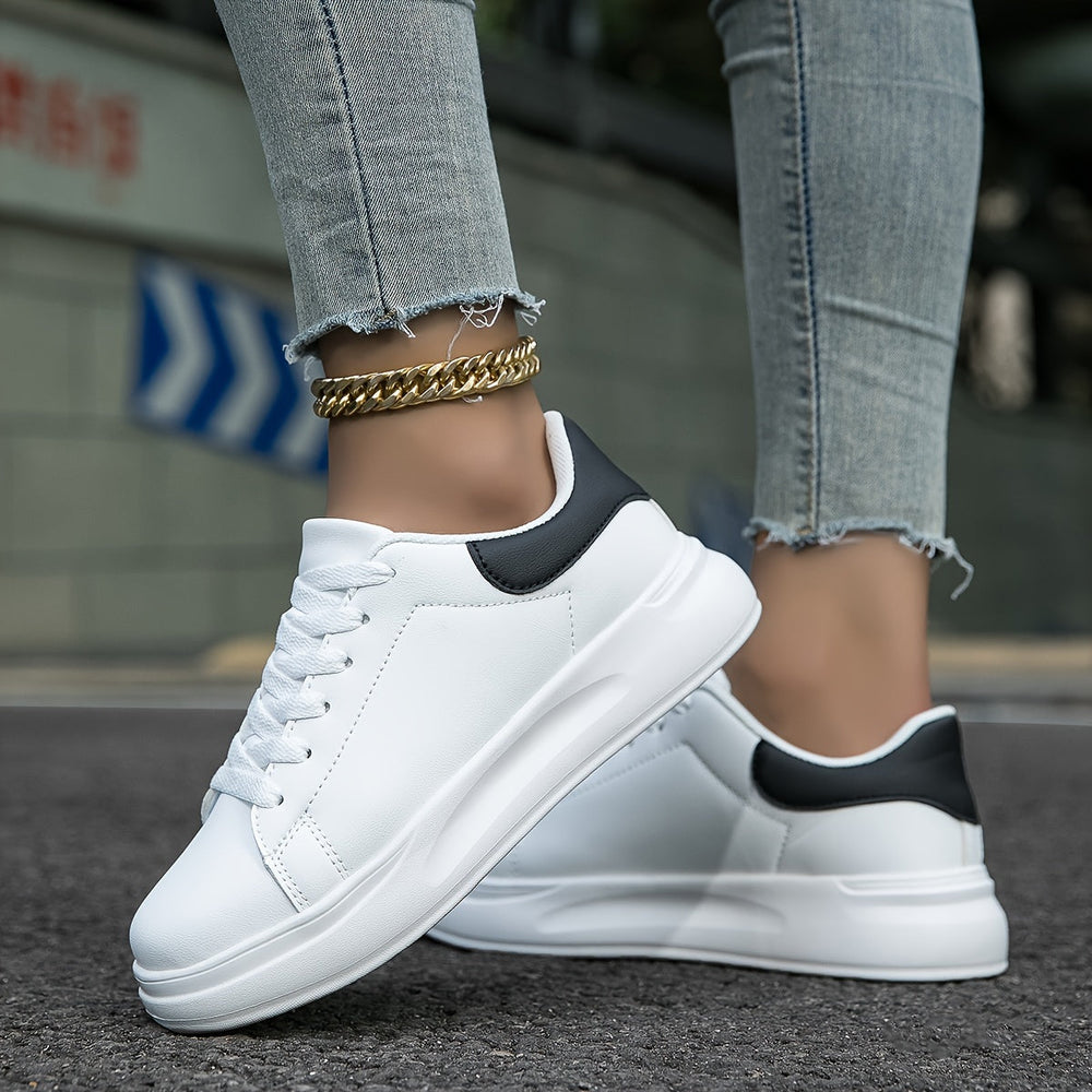 Chaussures athleisure femme, baskets blanches confortables avec plateforme discrète.