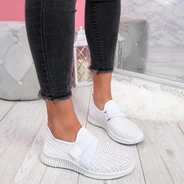 Paire de chaussures respirantes légères avec soutien plantaire, fermetures velcro ajustables. Confort optimal.