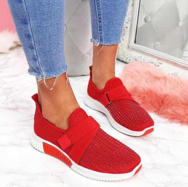 Vue détaillée des chaussures confortables à scratch en mesh respirant, offrant légèreté et soutien pour les pieds.