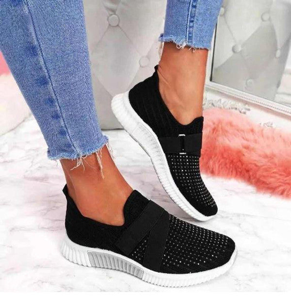 Chaussures grises en mesh respirant, offrant un confort exceptionnel et un soutien plantaire pour tous.