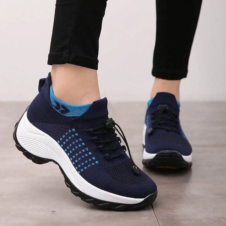 Baskets femme tissu léger et respirant, avec un soutien confortable pour les pieds actifs et le sport.