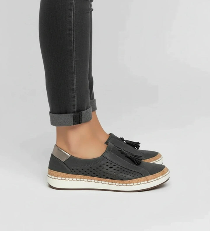 Baskets mocassins à enfiler perforées pour femmes, avec glands décoratifs, confort et style décontracté.