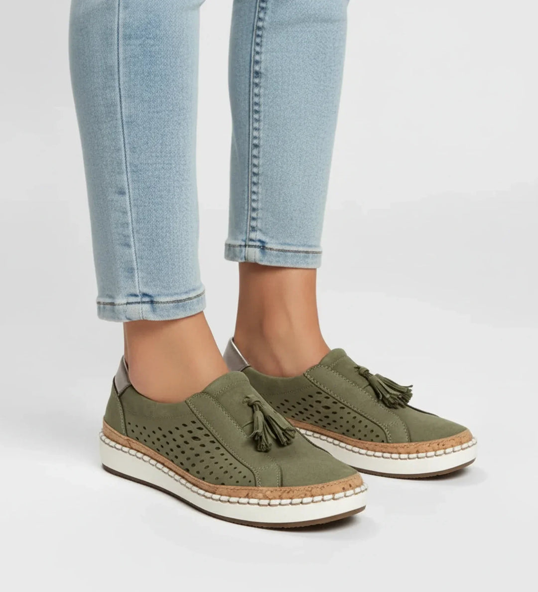 Élégantes baskets mocassins à enfiler pour femmes, perforées avec glands, pour un style décontracté.