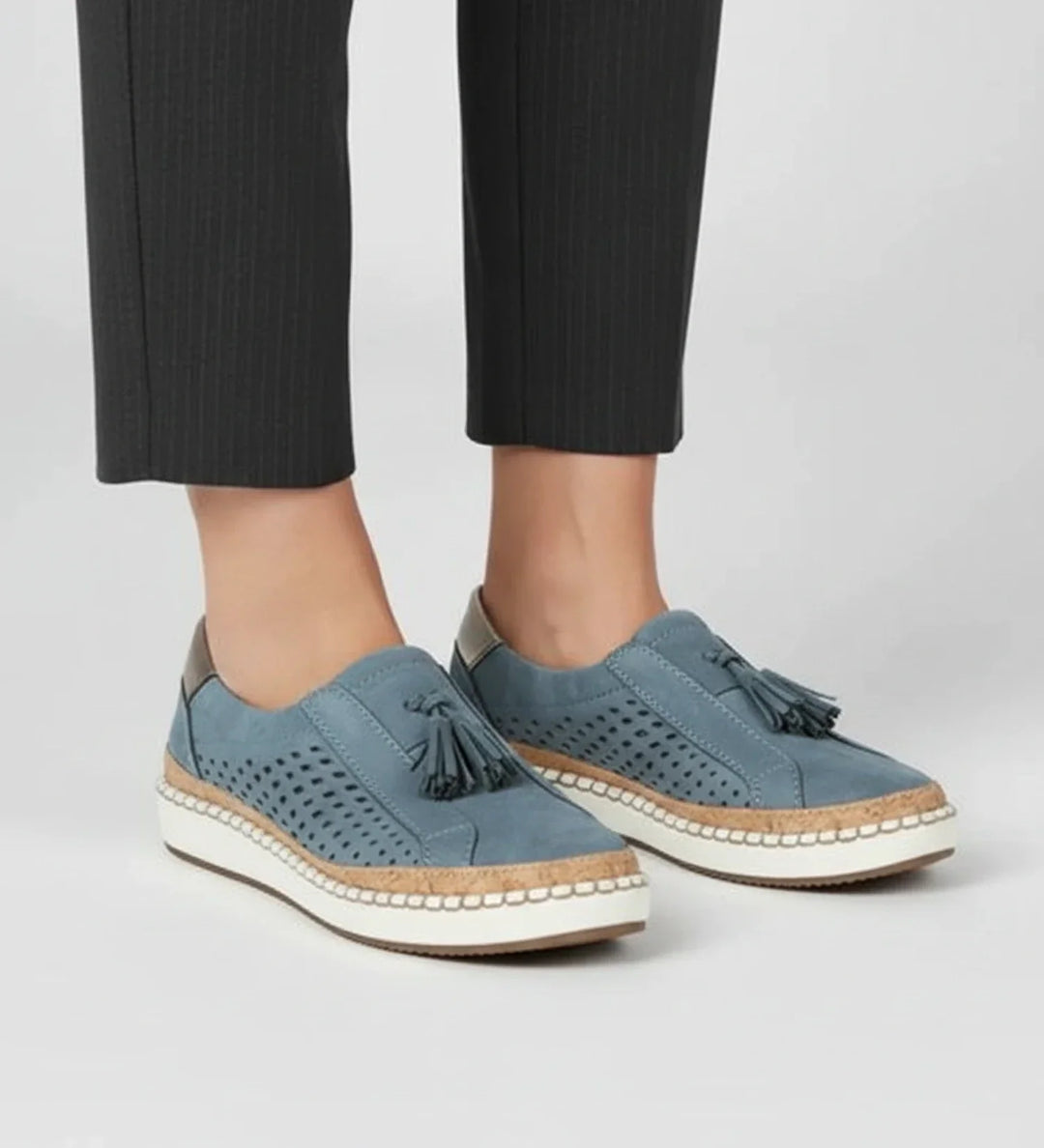 Baskets mocassins féminines à enfiler, perforations respirantes, glands, idéales pour le quotidien décontracté.
