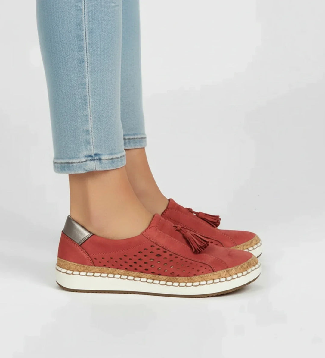 Mocassins baskets décontractées femmes, faciles à enfiler, finition perforée et glands élégants.