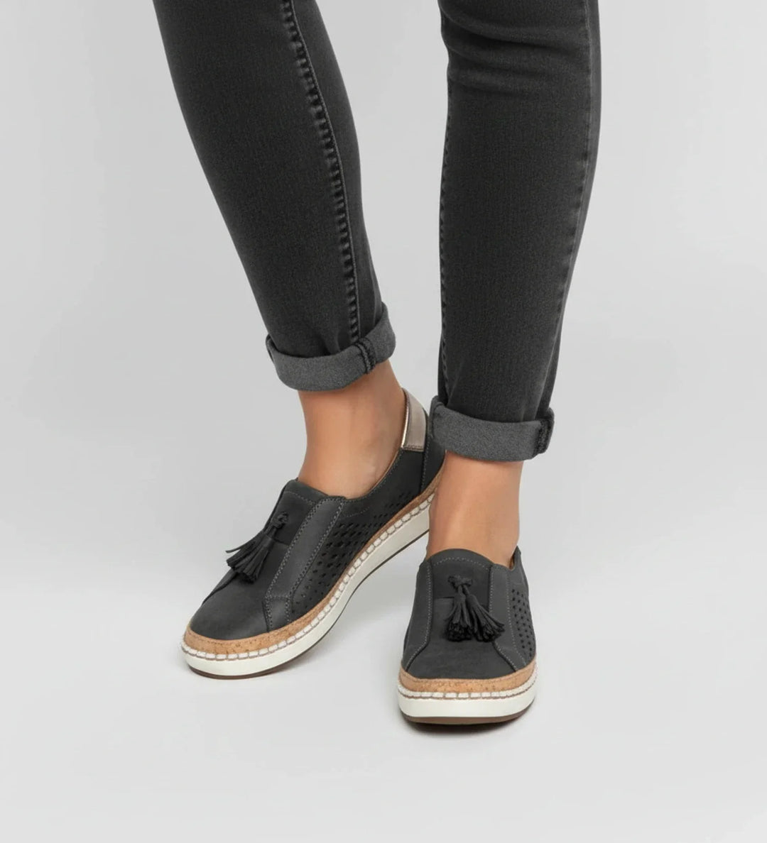 Détail: Baskets mocassins à enfiler pour femmes, perforations fines et glands, confortables et stylées.