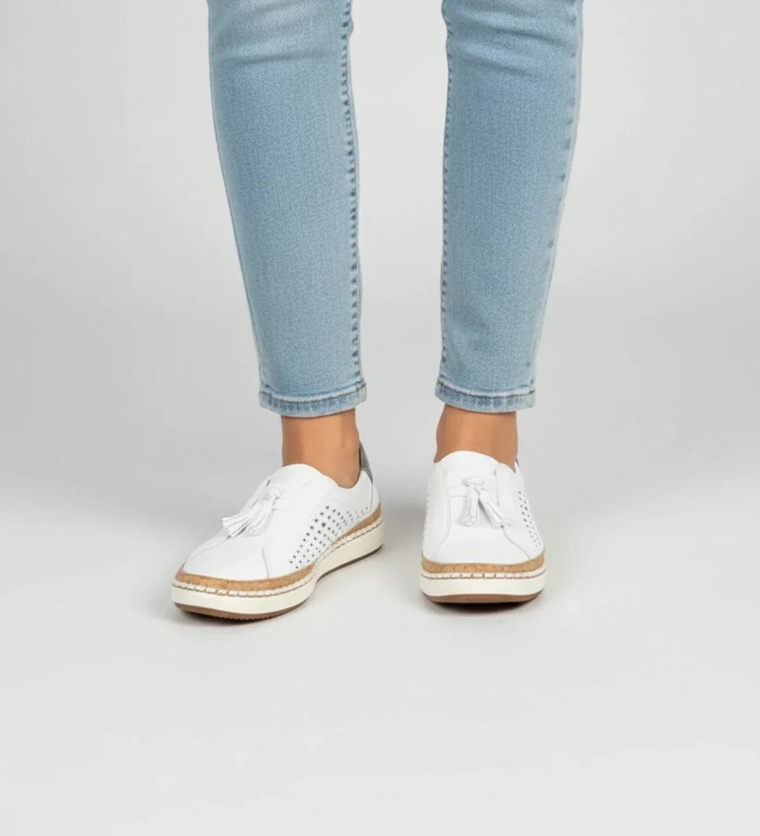 Baskets mocassins à enfiler pour femmes, design perforé respirant, ornements glands, confortables.