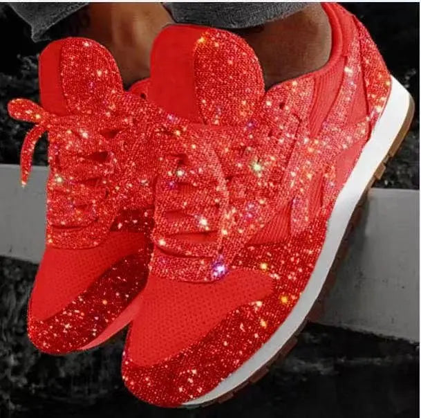 Femme marchant avec des baskets à paillettes dorées, chaussures confortables et stylées pour un usage quotidien.