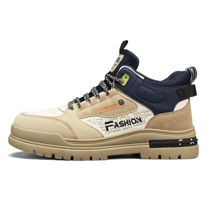 Détail des lacets robustes sur baskets montantes homme orthopédiques. Ajustement parfait pour maintien et confort.