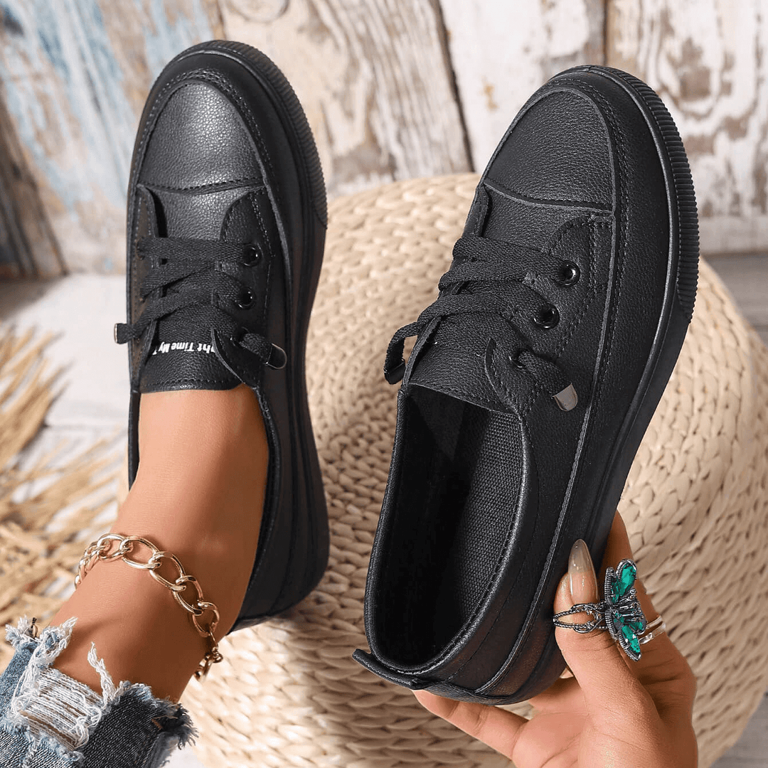 Gros plan sur l'intérieur des baskets orthopédiques femme, montrant la semelle confort pour un soutien maximal.