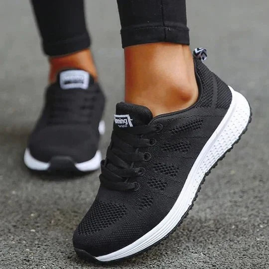 Détail matière respirante des baskets femmes, assurant confort et bien-être pour la douleur au pied.