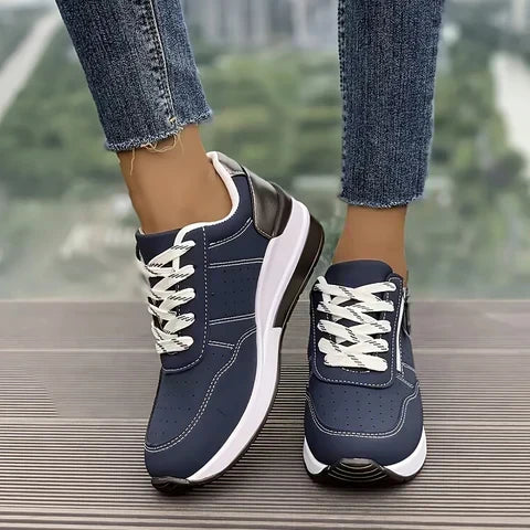 Chaussures mode femme à semelle compensée, offrant maintien orthopédique et style pour le quotidien.