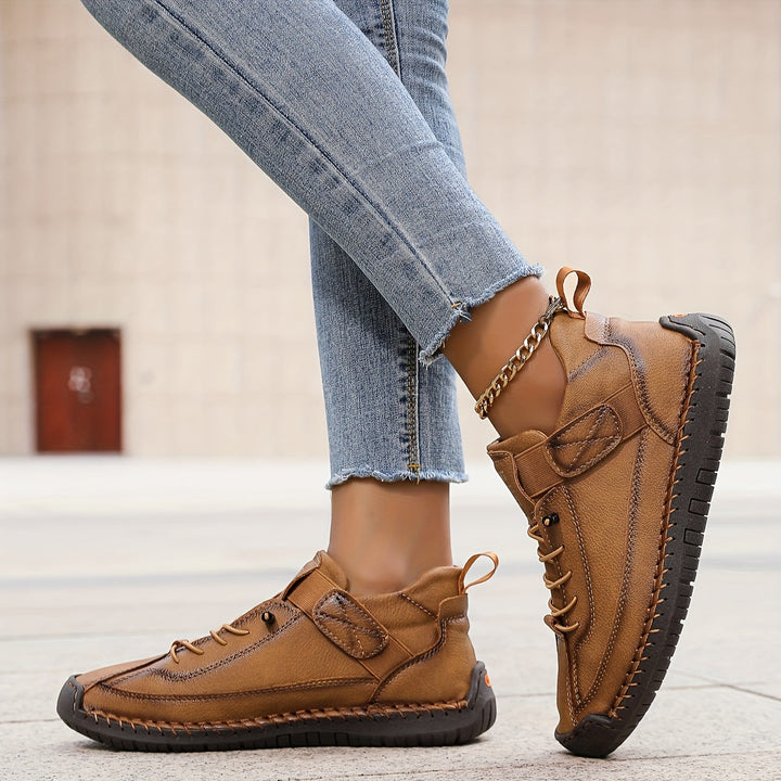 Matière respirante de baskets orthopédiques femme. Chaussures légères assurant confort et aération optimale du pied.