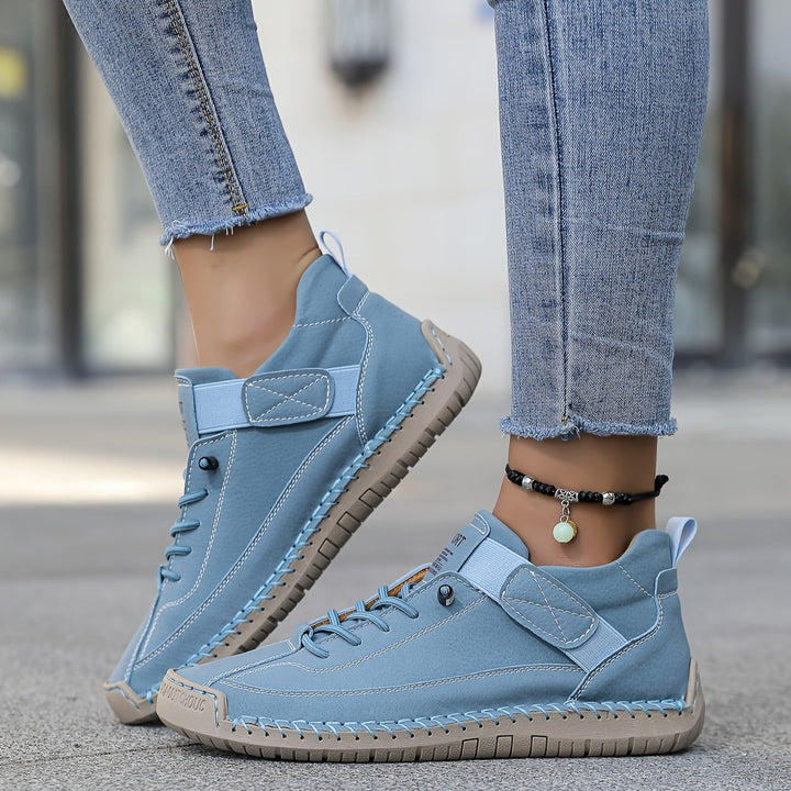 Femme portant des baskets orthopédiques confortables. Chaussures légères idéales pour le quotidien et le soutien actif.