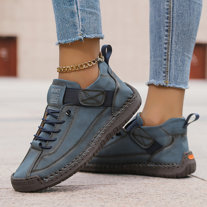 Paire de baskets orthopédiques femme. Chaussures confortables et respirantes avec semelle ergonomique et léger design.