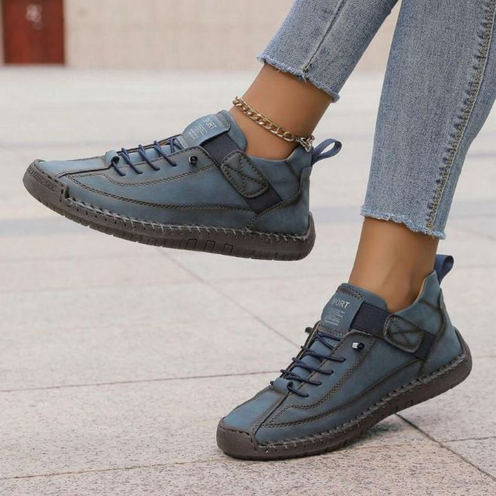 Vue arrière de baskets orthopédiques femme. Chaussures offrant un soutien optimal et un confort durable au talon.