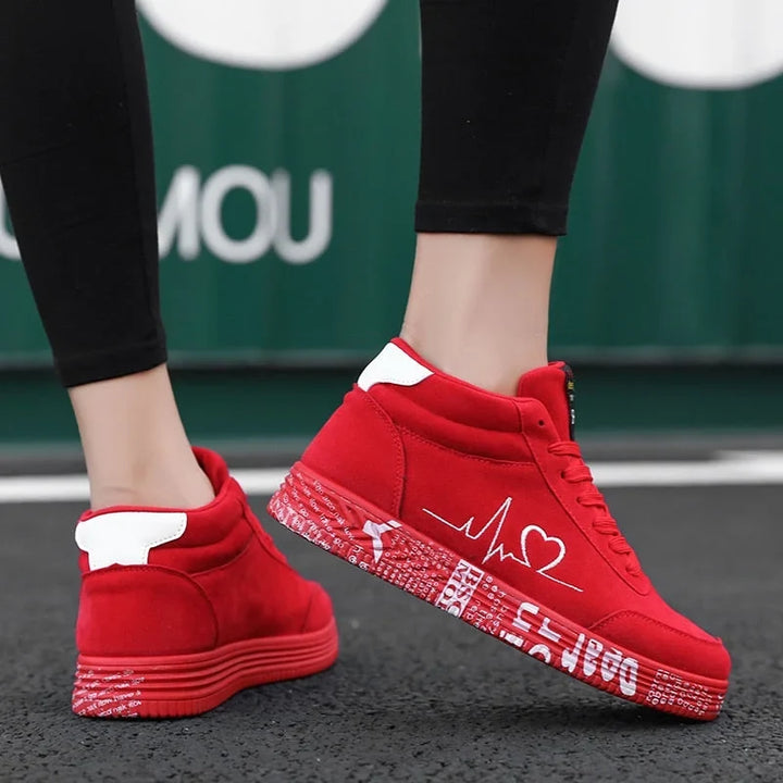 Baskets stylées unisexes, légères et modernes. Idéales pour ville, sport ou marche. Confort et design contemporain.