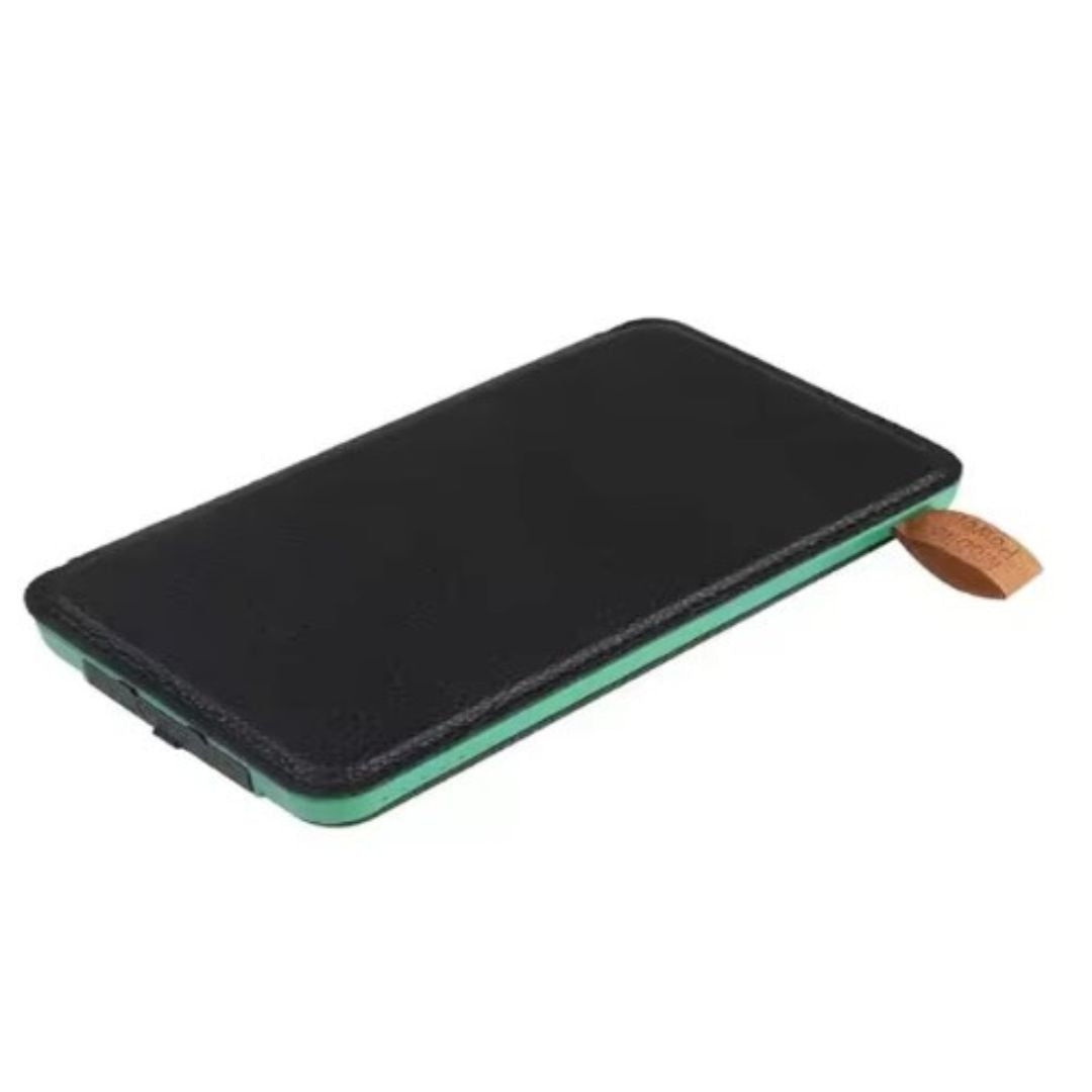 Power bank solaire portable, pliable et étanche pour toutes vos aventures en extérieur.