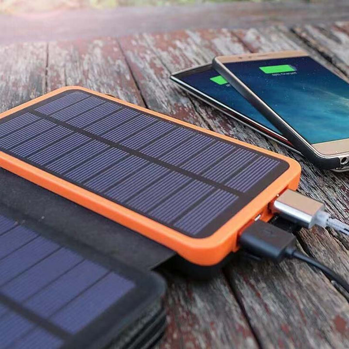 Chargez vos appareils avec cette batterie externe solaire étanche, idéale pour le camping.