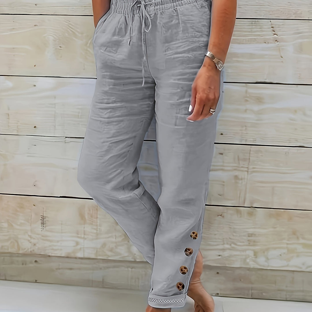 Vue de côté d'un pantalon femme coupe droite ajustée, élégant et flatteur pour la silhouette.