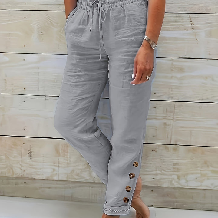 Vue de côté d'un pantalon femme coupe droite ajustée, élégant et flatteur pour la silhouette.