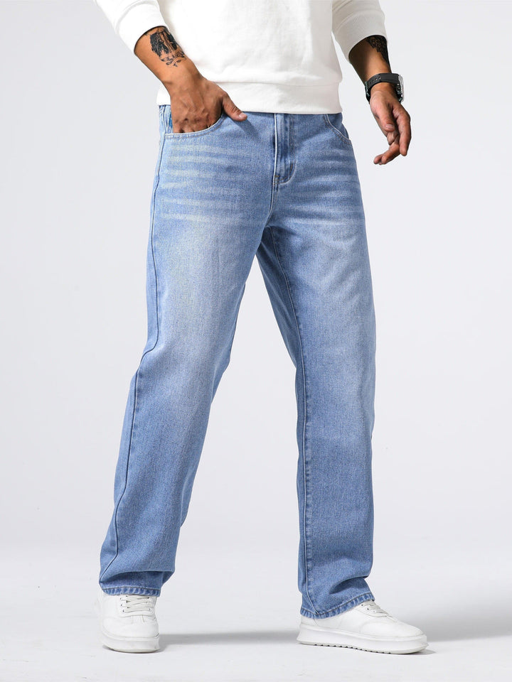 Jeans homme confortable et stylé, coupe droite pour un style urbain moderne et décontracté.