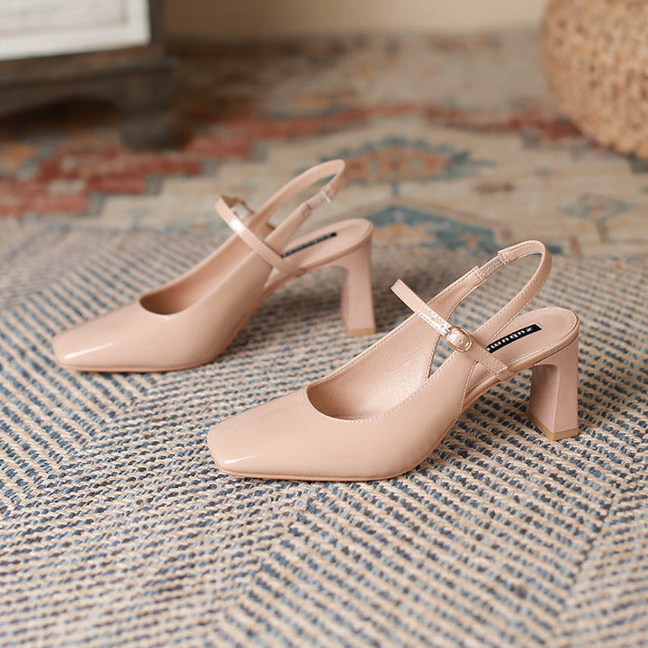 Chaussures femmes élégantes à talon large et bout carré, portées, idéales pour un look urbain printemps-été.