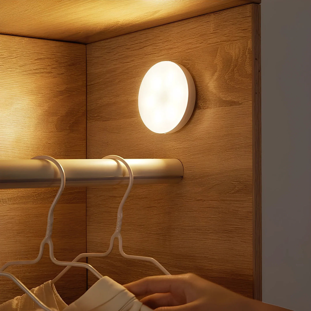 Lampe LED sans fil à détection de mouvement pour placard et couloir, éclairage intérieur pratique et sécurisé.