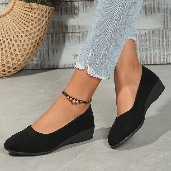 Chaussures ballerines élégantes pour femme, talon compensé discret, parfaites pour le travail ou mode décontractée.