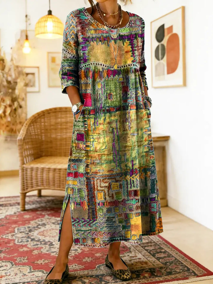 Élégante robe fluide en jean femme avec patchwork coloré, style printanier chic.