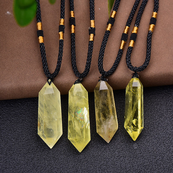 Collier femme moderne, cristal naturel hexagonal, pendentif pour bien-être et élégance.