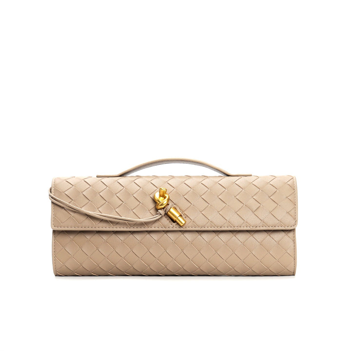 Sac pochette en cuir tressé, élégant et compact, pour femme sophistiquée.