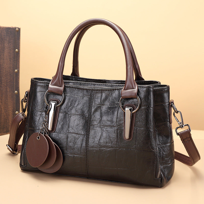 Chic sac à main structuré en cuir synthétique pour femme, design moderne et élégant, un accessoire de mode essentiel.