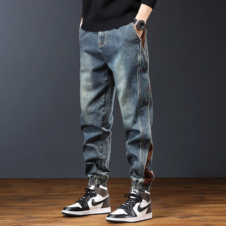 Pantalon jogger jeans décontracté pour hommes. Confort optimal avec taille élastique pour un style urbain facile.