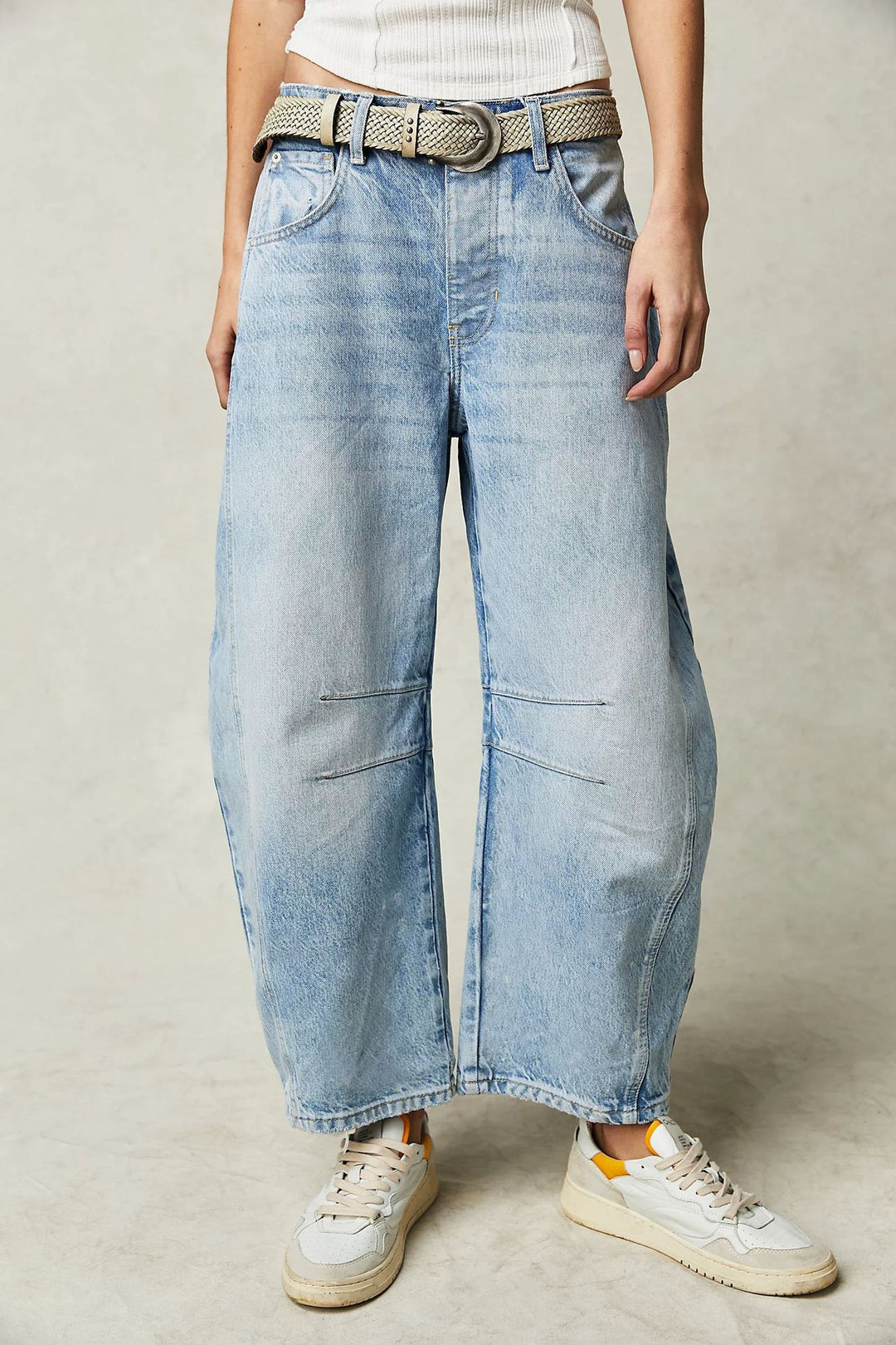 Jean barrel large femme, stretch et confortable, un essentiel de la garde-robe.