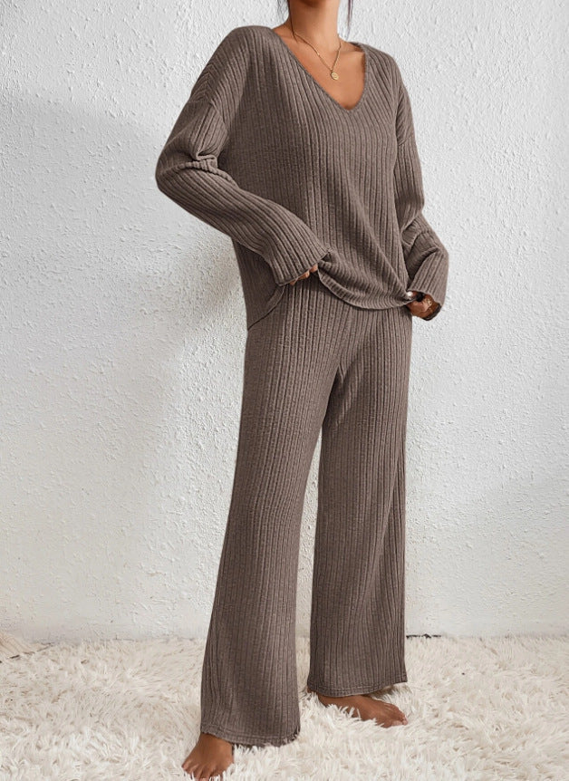 Maille femme douce: pull col V et pantalon. Ensemble chic pour un style décontracté.