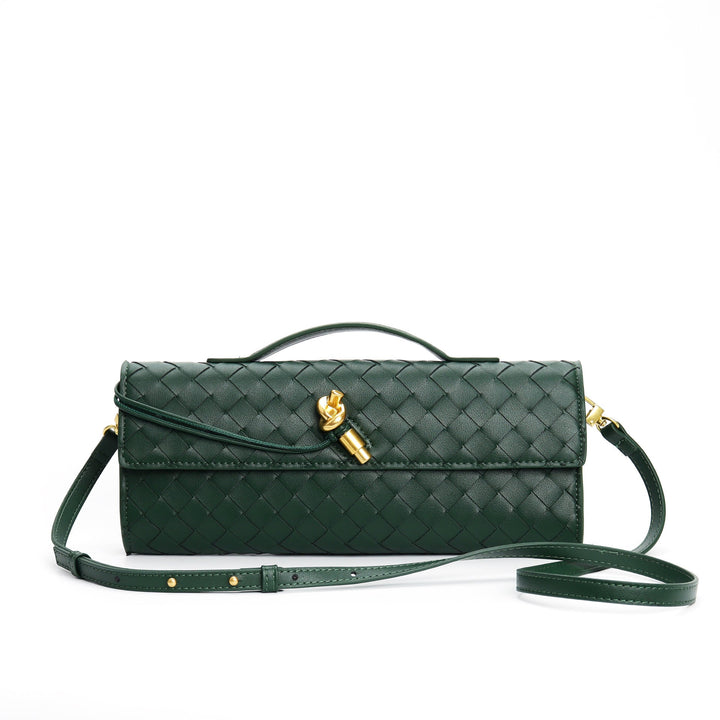 Détail du tressage en cuir sur un sac à main femme, texture riche et luxe.