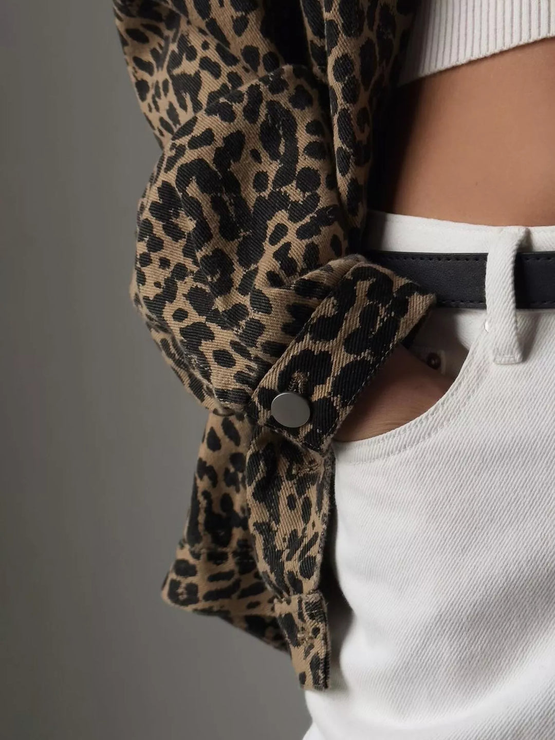 Veste en jean léopard tendance pour femme, un blouson mode pour un look décontracté cet automne.
