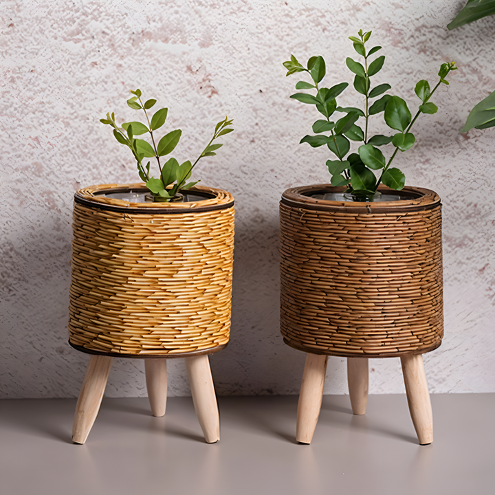 Pot de fleurs intérieur en rotin synthétique tressé, support bois naturel, pour verdure stylée.
